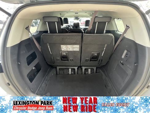 Used 2024 Kia Carnival EX image 9