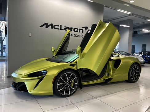 Used 2023 McLaren Artura image 16