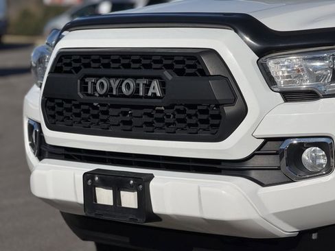 Used 2017 Toyota Tacoma Limited image 5