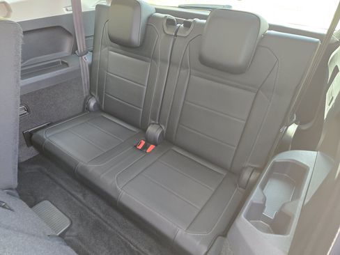 Used 2019 Volkswagen Tiguan SE FWD image 18