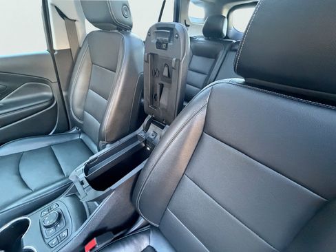 Used 2023 GMC Terrain SLT w/ Infotainment Package II image 32