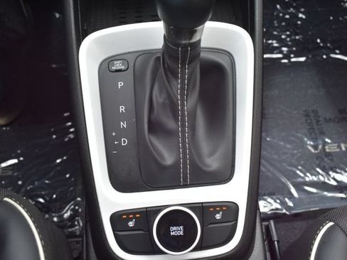 Used 2025 Hyundai Venue Limited FWD image 23