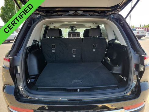 Used 2023 Jeep Grand Cherokee Laredo AWD/4WD image 31