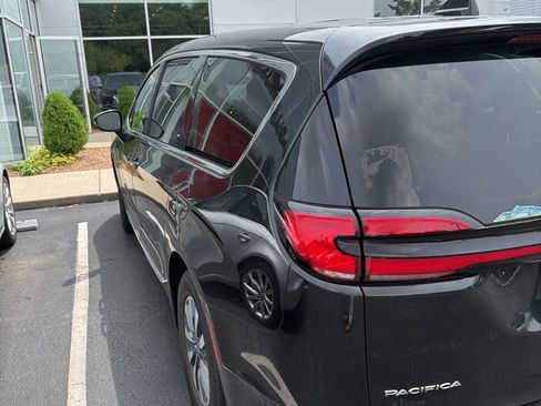 Used 2023 Chrysler Pacifica Limited FWD image 8