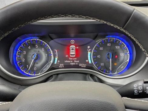 Used 2024 Chrysler Pacifica Touring-L image 13