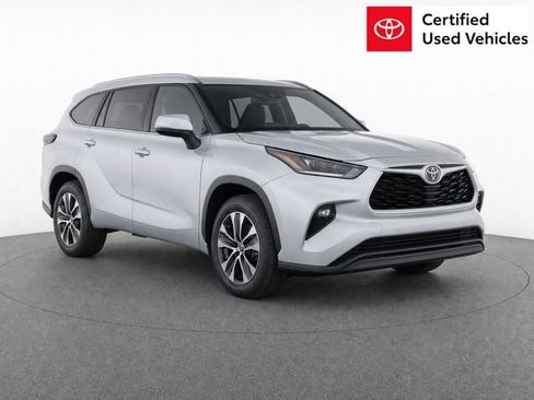 Certified 2025 Toyota Highlander XLE FWD image 1