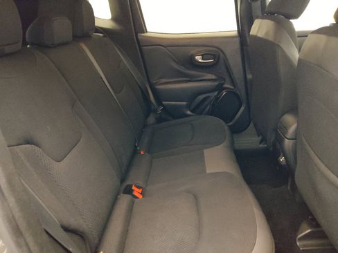 Used 2018 Jeep Renegade Altitude FWD image 19