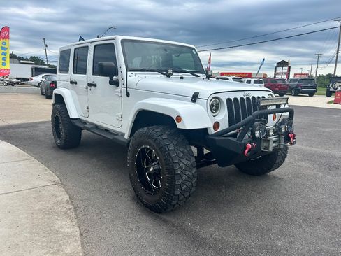 Used 2013 Jeep Wrangler Unlimited Sahara w/ Connectivity Group AWD/4WD image 3