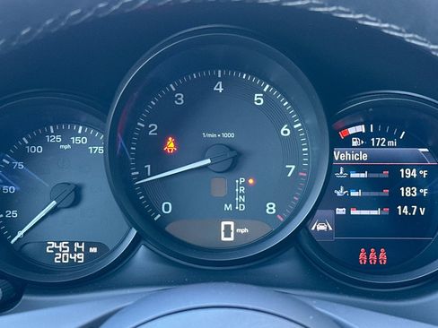 Certified 2022 Porsche Macan image 25