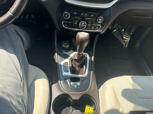 Used 2017 Jeep Cherokee Overland AWD/4WD image 23