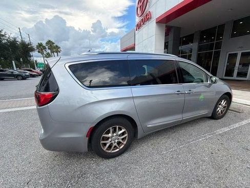 Used 2020 Chrysler Pacifica Touring-L w/ Advanced Safetytec Group FWD image 5