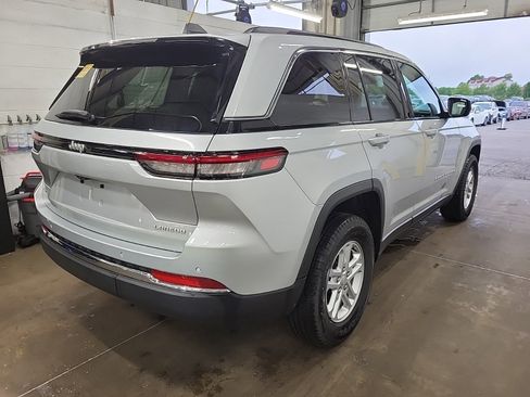 Used 2025 Jeep Grand Cherokee Laredo AWD/4WD image 6