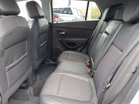 Used 2022 Chevrolet Trax LT w/ LT Convenience Package image 10