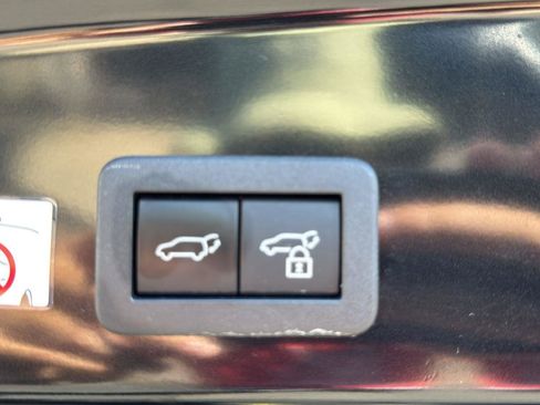 Used 2025 Toyota Corolla Cross XLE image 31