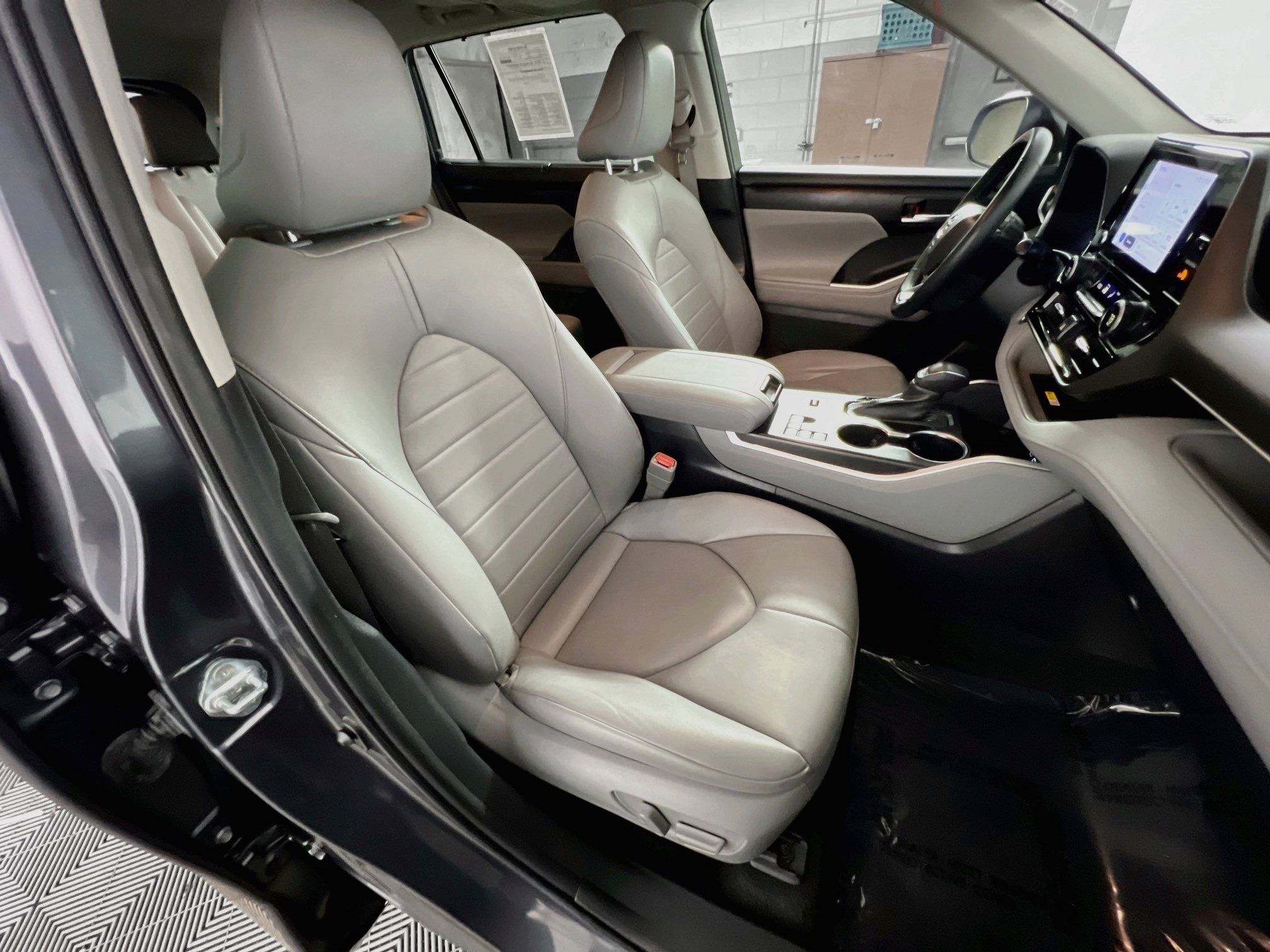 Used 2023 Toyota Highlander XLE FWD image 31