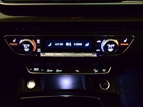 Used 2023 Audi SQ5 Premium Plus w/ Premium Plus Package image 17