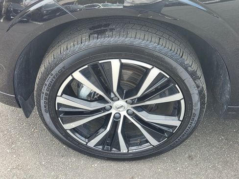 Used 2025 Volvo XC60 B5 Plus image 11