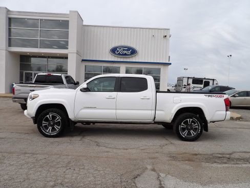 Used 2017 Toyota Tacoma TRD Sport w/ Tow Package image 1