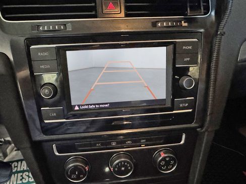 Used 2018 Volkswagen Golf S image 18