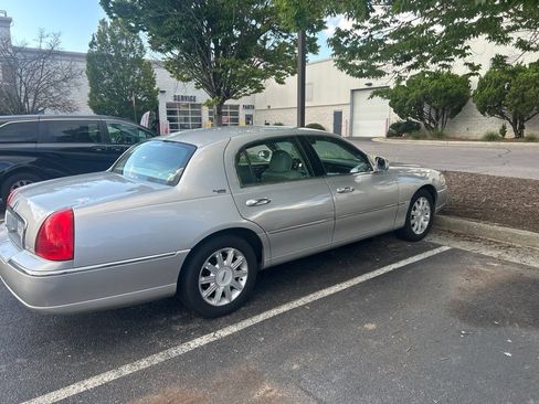 Used 2009 Lincoln Town Car Signature Limited RWD image 3