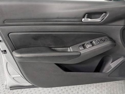 Used 2024 Nissan Altima 2.5 SV FWD image 12