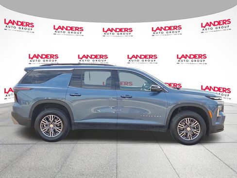 Used 2025 Chevrolet Traverse LT AWD/4WD image 2