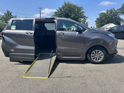 Used 2022 Toyota Sienna LE image 4