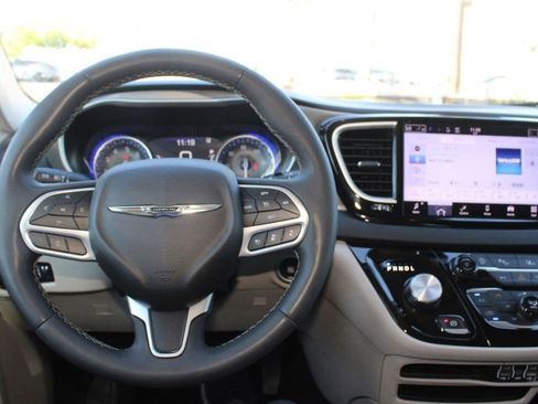 Used 2023 Chrysler Pacifica Touring-L FWD image 33