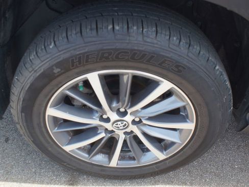 Used 2019 Toyota Highlander XLE FWD image 20