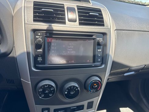 Used 2013 Toyota Corolla LE FWD image 35