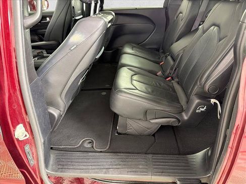 Used 2019 Chrysler Pacifica Touring-L FWD image 19