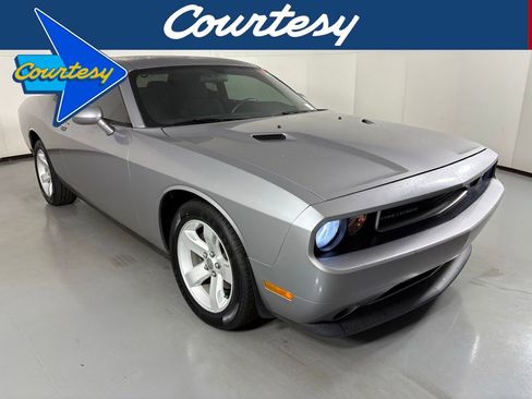 Used 2014 Dodge Challenger SXT image 1