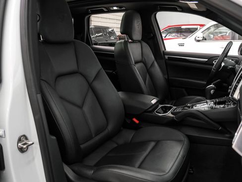 Used 2014 Porsche Cayenne Platinum Edition AWD/4WD image 32