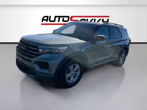 Used 2020 Ford Explorer XLT w/ Comfort Package AWD/4WD image 3