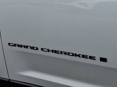 Used 2022 Jeep Grand Cherokee L Laredo image 30