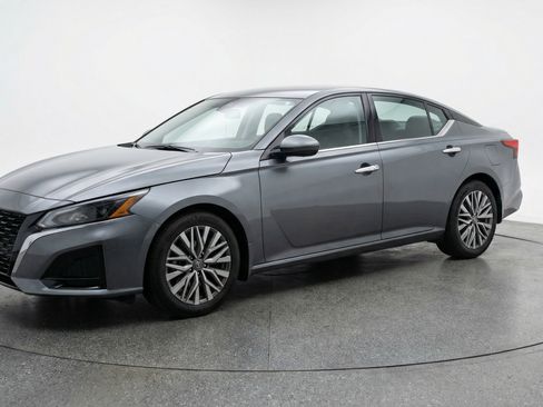 Used 2025 Nissan Altima 2.5 SV image 3