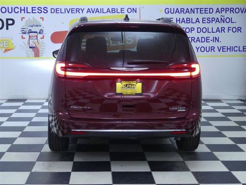 Used 2023 Chrysler Pacifica Limited image 6