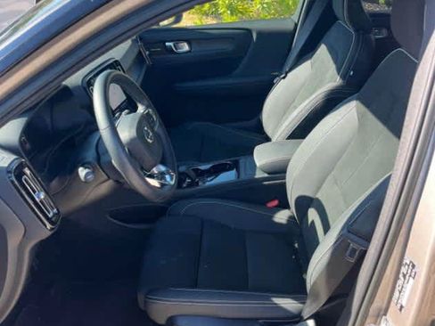 Used 2023 Volvo XC40 Recharge Ultimate w/ Protection Package Premier AWD/4WD image 2