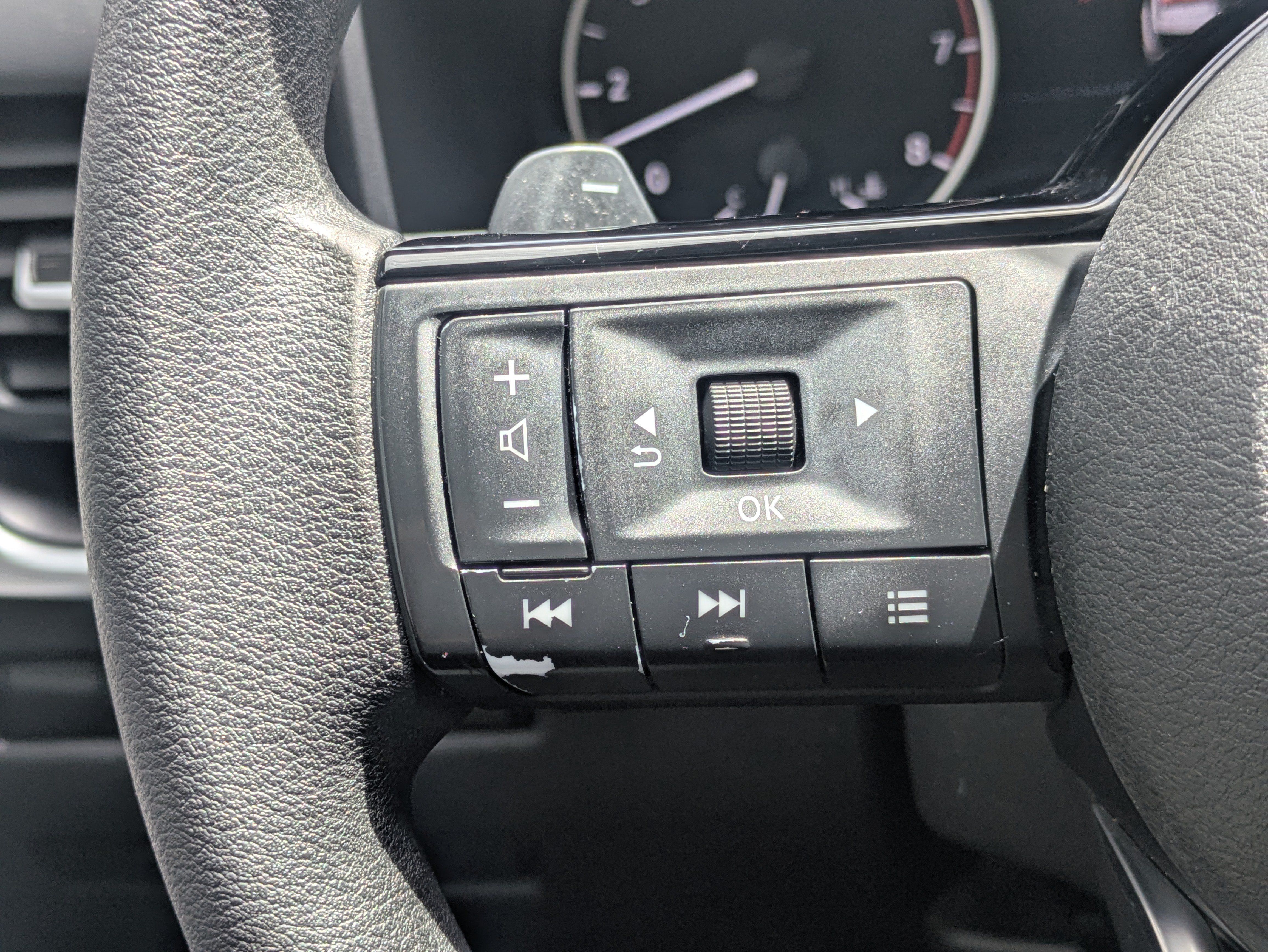 Used 2023 Nissan Rogue SV FWD image 21