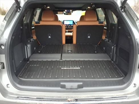 Used 2026 Toyota Highlander Platinum image 10