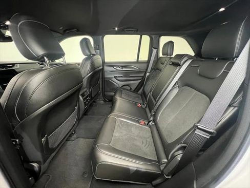 Certified 2024 Jeep Grand Cherokee Altitude image 5