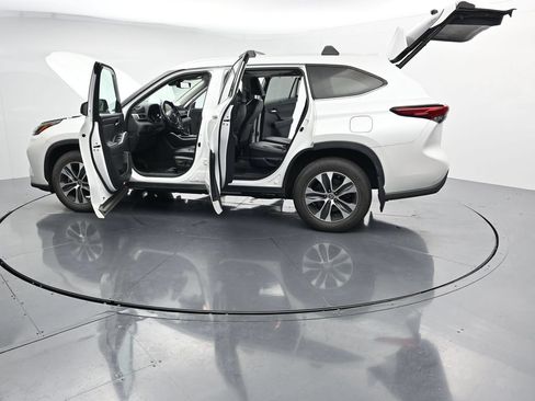 Used 2022 Toyota Highlander XLE AWD/4WD image 28
