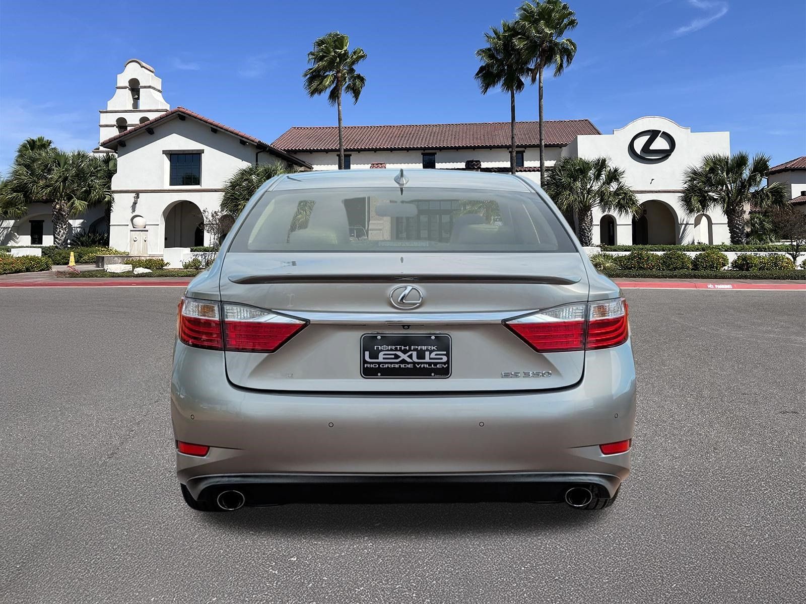 Used 2015 Lexus ES 350 w/ Luxury Package FWD image 3
