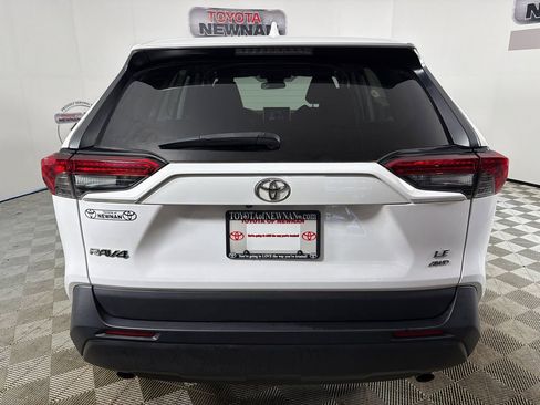 Used 2023 Toyota RAV4 LE AWD/4WD image 4