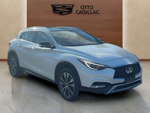 Used 2018 INFINITI QX30 ESSENTIAL w/ Cargo Package image 6