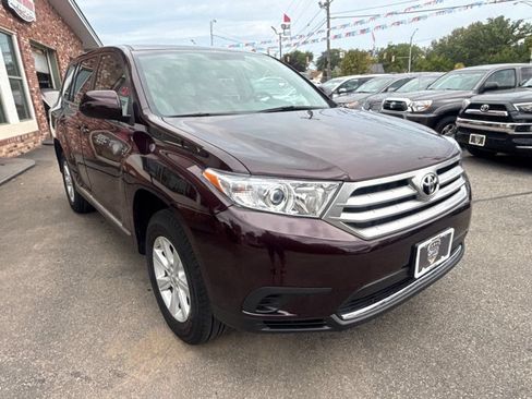 Used 2013 Toyota Highlander FWD w/ Cold Weather Pkg image 3