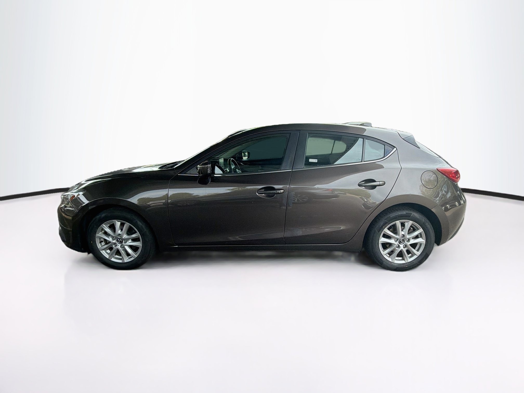Used 2016 MAZDA MAZDA3 i Touring w/ Popular Equipment Package FWD image 4