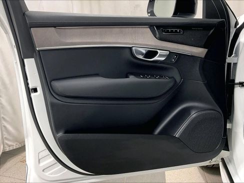 Used 2026 Volvo XC90 B6 Ultra w/ Protection Package Premier image 9
