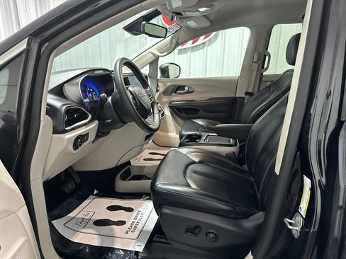Used 2023 Chrysler Pacifica Touring-L FWD image 11