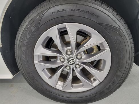 Used 2024 Toyota Sienna LE FWD image 11